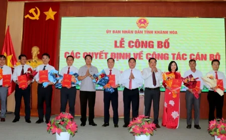 UBND TỈNH KHÁNH HÒA CÔNG BỐ, TRAO CÁC QUYẾT ĐỊNH VỀ CÔNG TÁC CÁN BỘ
