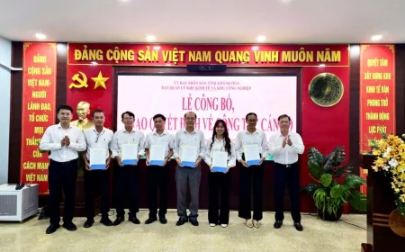 BAN QUẢN LÝ KHU KINH TẾ VÀ KHU CÔNG NGHIỆP CÔNG BỐ, TRAO CÁC QUYẾT ĐỊNH VỀ CÔNG TÁC CÁN BỘ