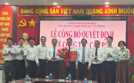 TRAO QUYẾT ĐỊNH ĐIỀU ĐỘNG VÀ BỔ NHIỆM TRƯỞNG BAN QUẢN LÝ KHU KINH TẾ VÂN PHONG
