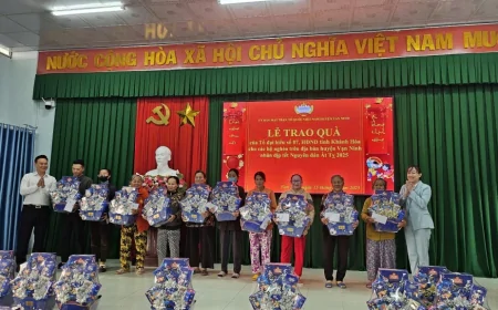 Tặng 100 suất quà cho người nghèo huyện Vạn Ninh