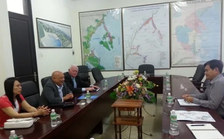 Ban Quản lý Khu kinh tế Vân Phong đã đưa đại diện của tập đoàn N&M Commodities (Australia) đi khảo sát