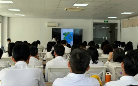 BAN QUẢN LÝ KHU KINH TẾ VÀ KHU CÔNG NGHIỆP ĐỒNG HÀNH CÙNG CÔNG TÁC ĐÀO TẠO, TẠO ĐIỀU KIỆN CHO HỌC VIÊN LỚP TCLLCT KHÓA 80 NGHIÊN CỨU THỰC TẾ TẠI CẢNG QUỐC TẾ NAM VÂN PHONG