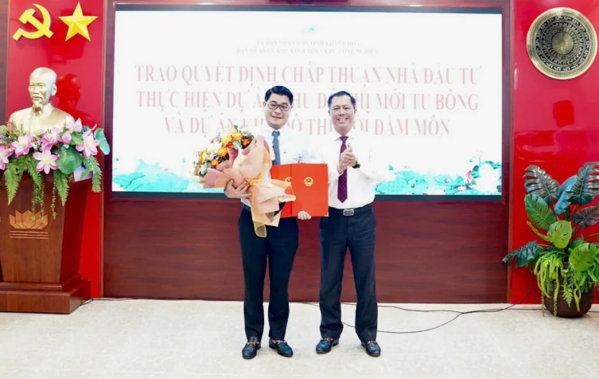 TRAO QUYẾT ĐỊNH CHẤP THUẬN NHÀ ĐẦU TƯ THỰC HIỆN 02 DỰ ÁN KHU ĐÔ THỊ MỚI HƠN 65.308 TỶ ĐỒNG TẠI KHU KINH TẾ VÂN PHONG