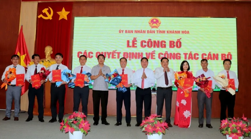 UBND TỈNH KHÁNH HÒA CÔNG BỐ, TRAO CÁC QUYẾT ĐỊNH VỀ CÔNG TÁC CÁN BỘ