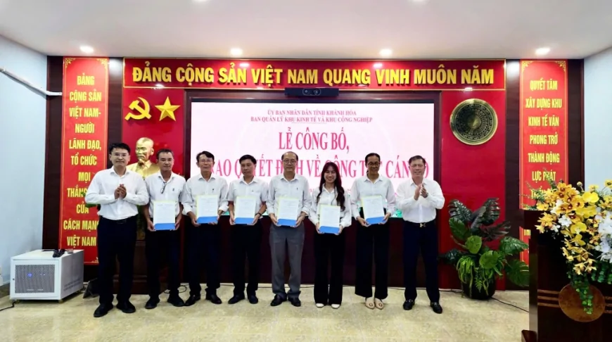 BAN QUẢN LÝ KHU KINH TẾ VÀ KHU CÔNG NGHIỆP CÔNG BỐ, TRAO CÁC QUYẾT ĐỊNH VỀ CÔNG TÁC CÁN BỘ