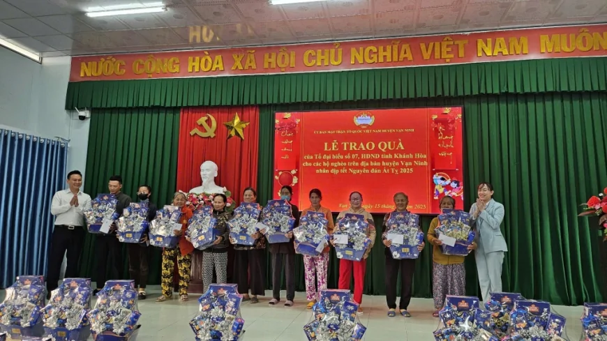 Tặng 100 suất quà cho người nghèo huyện Vạn Ninh