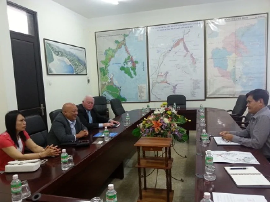 Ban Quản lý Khu kinh tế Vân Phong đã đưa đại diện của tập đoàn N&M Commodities (Australia) đi khảo sát