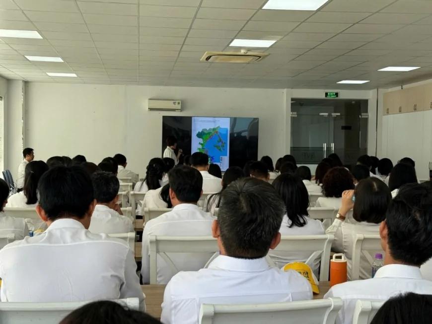 BAN QUẢN LÝ KHU KINH TẾ VÀ KHU CÔNG NGHIỆP ĐỒNG HÀNH CÙNG CÔNG TÁC ĐÀO TẠO, TẠO ĐIỀU KIỆN CHO HỌC VIÊN LỚP TCLLCT KHÓA 80 NGHIÊN CỨU THỰC TẾ TẠI CẢNG QUỐC TẾ NAM VÂN PHONG