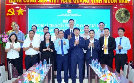 Công bố và trao Giấy chứng nhận đăng ký đầu tư cho 13 dự án tại Khu kinh tế Vân Phong và các khu công nghiệp
