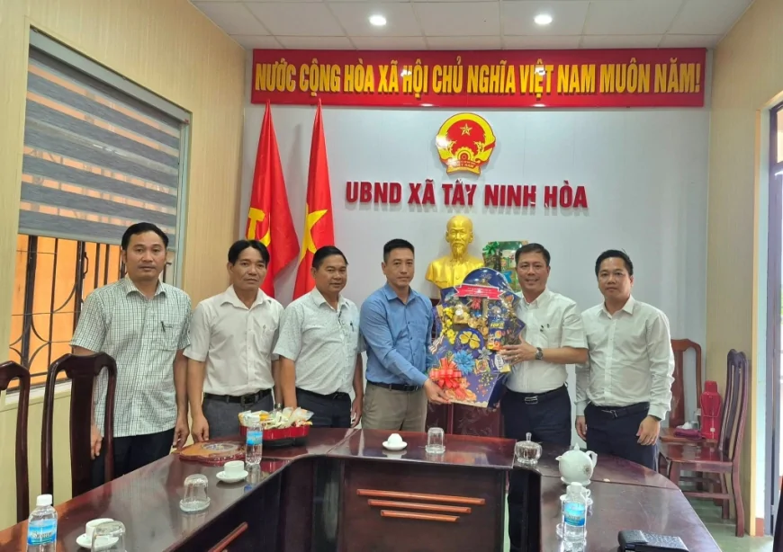 BAN QUẢN LÝ KHU KINH TẾ VÀ KHU CÔNG NGHIỆP TỈNH KHÁNH HÒA THĂM, CHÚC TẾT CÁC ĐỊA PHƯƠNG TRÊN ĐỊA BÀN KHU KINH TẾ VÂN PHONG