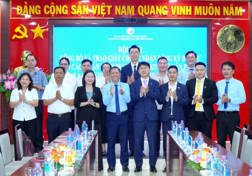 Công bố và trao Giấy chứng nhận đăng ký đầu tư cho 13 dự án tại Khu kinh tế Vân Phong và các khu công nghiệp